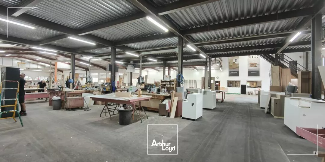 A LOUER / A VENDRE - BATIMENT INDUSTRIEL - GRAND POITIERS CHASSENEUIL 2800M2