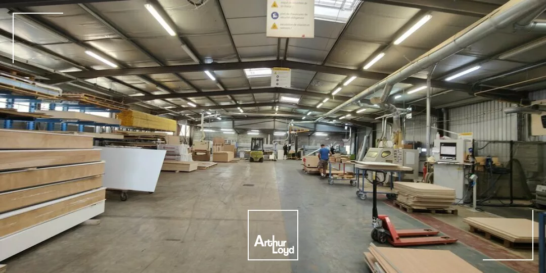 A LOUER / A VENDRE - BATIMENT INDUSTRIEL - GRAND POITIERS CHASSENEUIL 2800M2