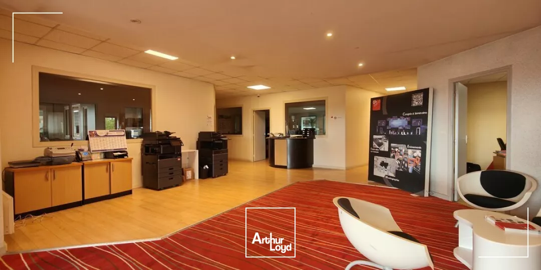 A LOUER / A VENDRE - BATIMENT INDUSTRIEL - GRAND POITIERS CHASSENEUIL 2800M2