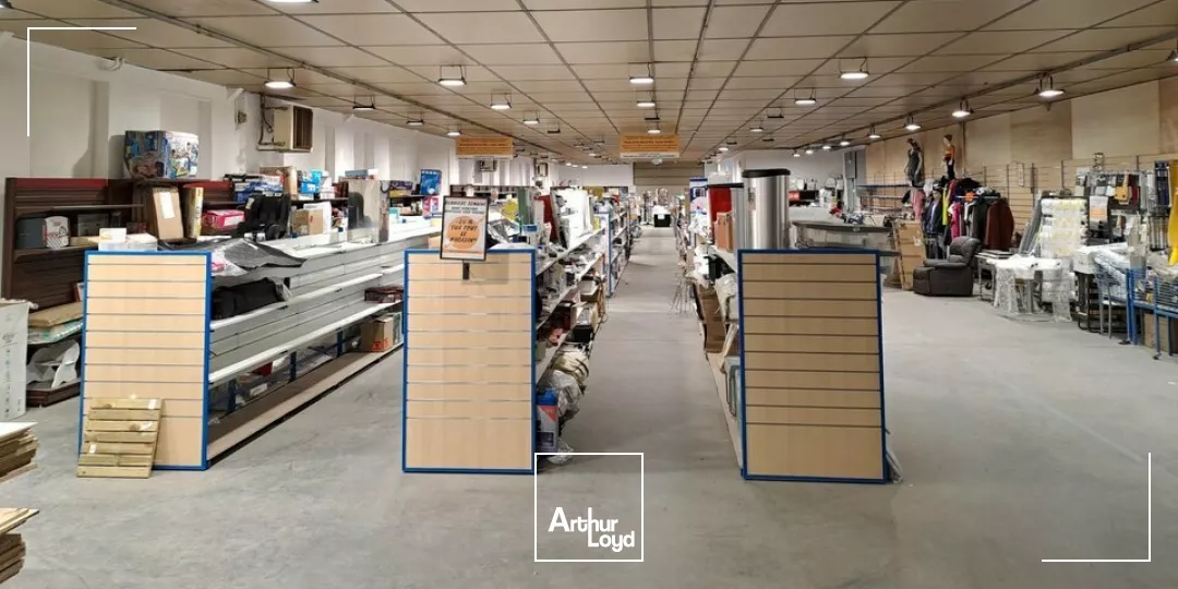 A LOUER LOCAL COMMERCIAL IDEAL PROJET BOWLING ET/OU RESTAURATION SUR LOUDUN (86)