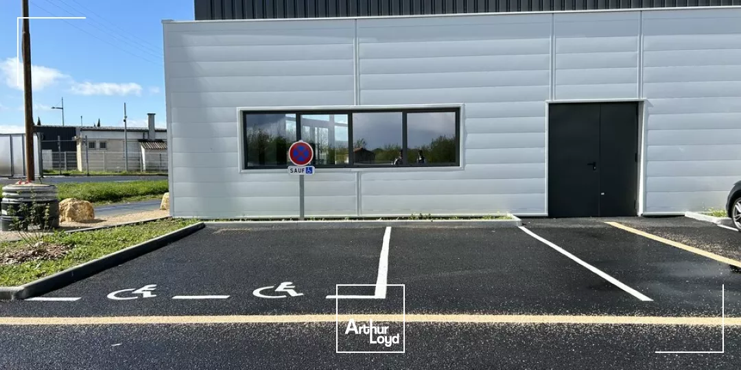 LOCAL COMMERCIAL D'EXCEPTION AU COEUR DE LA ZONE COMMERCIALE DE POITIERS SUD 