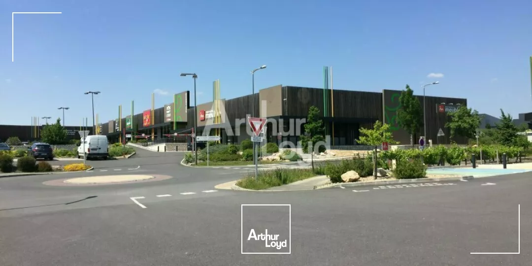 À LOUER - LOCAL COMMERCIAL DE 224 m² EN PLEIN COEUR D'UNE ZONE COMMERCIALE DYNAMIQUE