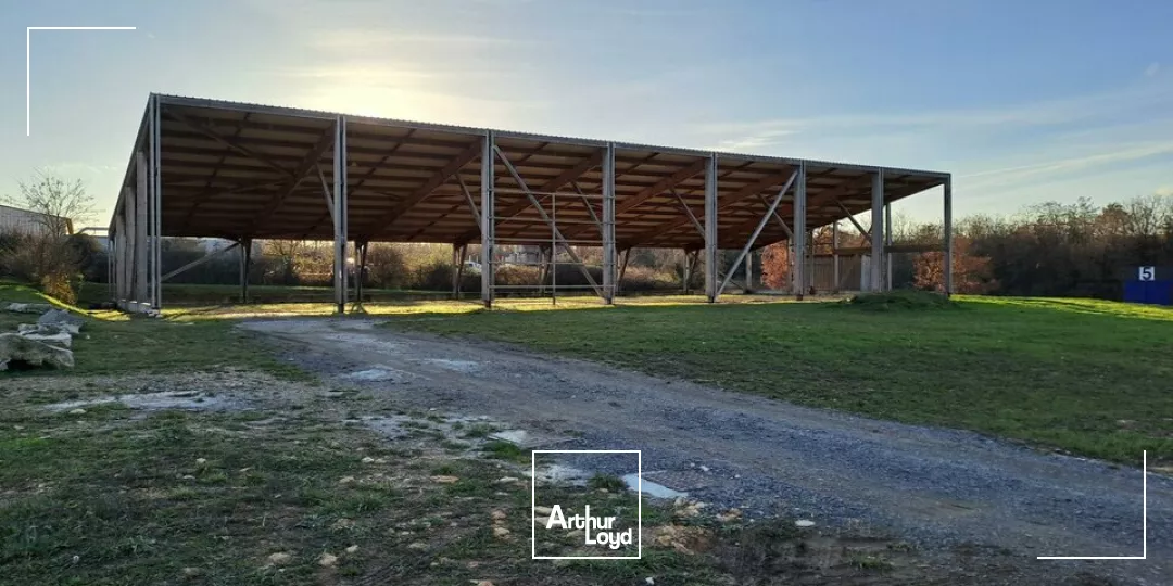 A VENDRE LOCAL D'ACTIVITE DE 672M² TOITURE SOLAIRE SUR CHAUVIGNY (86)