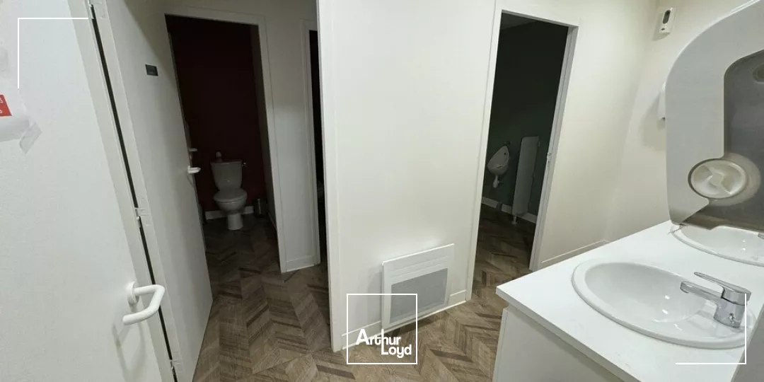 LOCATION BUREAUX A ECHIRE PROCHE MENDES FRANCE NIORT ENVIRON 305m2 AVEC PARKINGS BELLE VISIBILITE PROCHE RESTAURATION ET AUTOROUTE