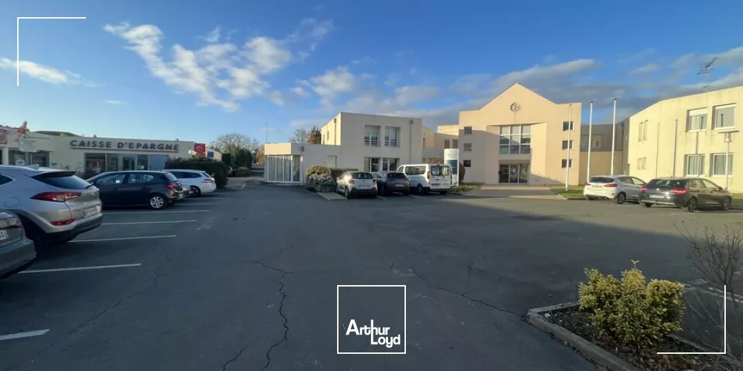 A LOUER LOCAL COMMERCIAL - PLACE CENTRE VILLE CHASSENEUIL DU POITOU