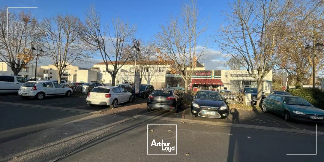 A LOUER LOCAL COMMERCIAL - PLACE CENTRE VILLE CHASSENEUIL DU POITOU