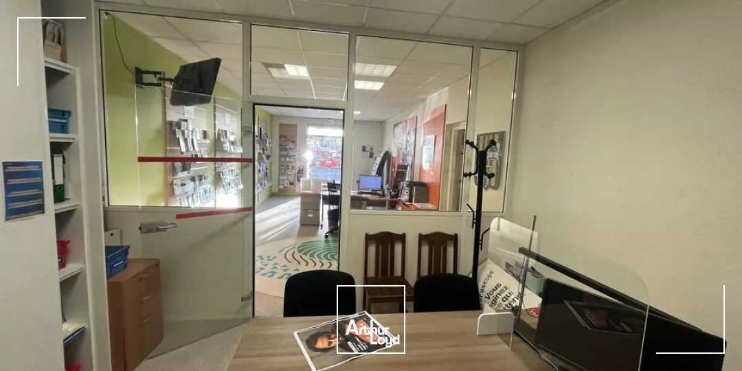 A LOUER LOCAL COMMERCIAL - PLACE CENTRE VILLE CHASSENEUIL DU POITOU