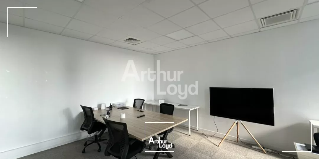 SAINT JACQUES DE LA LANDE - LA COURROUZE - BUREAUX A LOUER - 477 M² DIVISIBLE