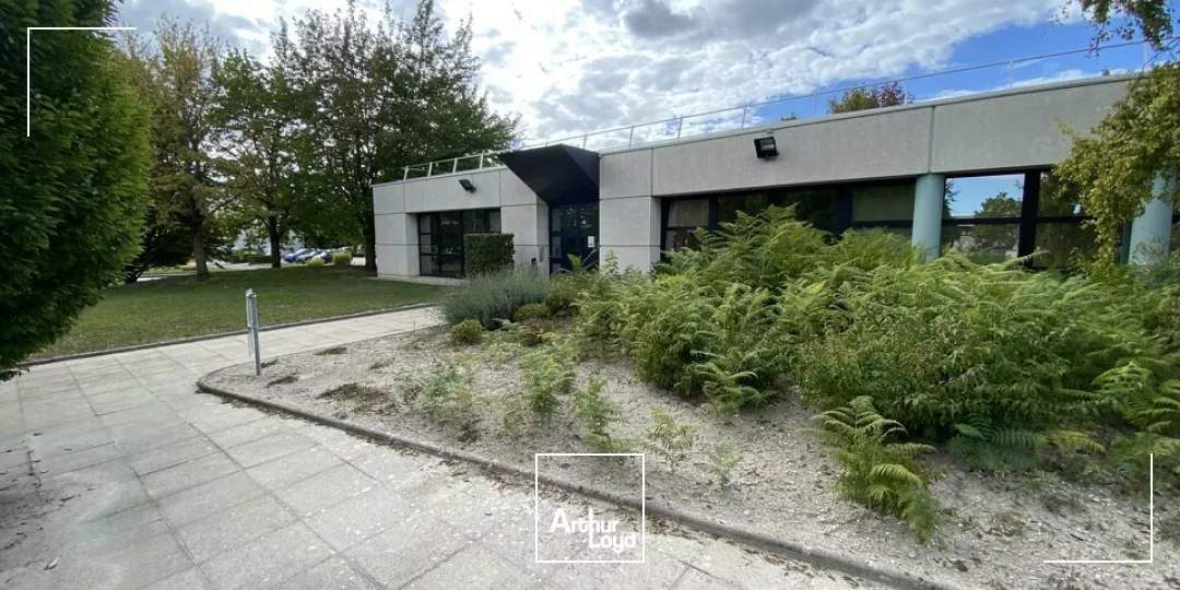 BUREAUX D'ENVIRON 196m2 