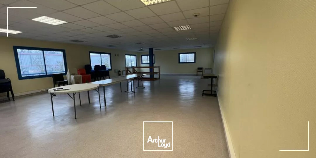 TOURS EST - MONTLOUIS CONNEUIL - A LOUER BUREAUX DE 240 M² AVEC STATIONNEMENT FACILE