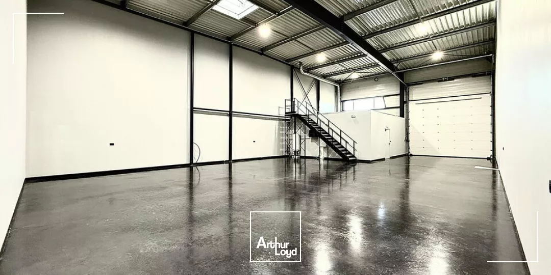  TOURS SUD EST ESVRES - A LOUER LOCAL D'ACTIVITES 305 ET 307 M² - A85 D943