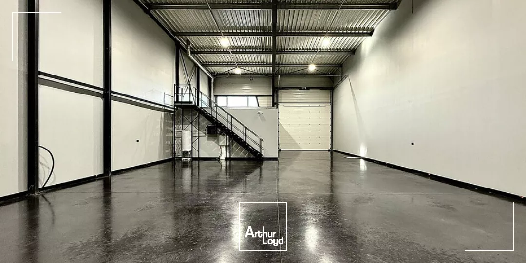  TOURS SUD EST ESVRES - A LOUER LOCAL D'ACTIVITES 305 ET 307 M² - A85 D943