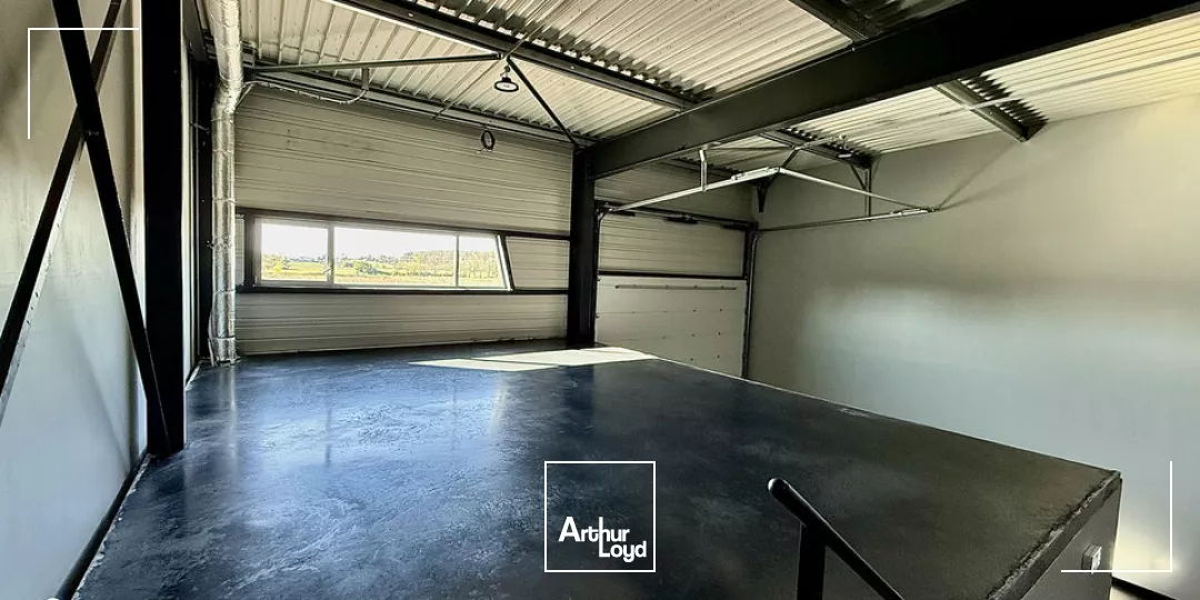  TOURS SUD EST ESVRES - A LOUER LOCAL D'ACTIVITES 305 ET 307 M² - A85 D943