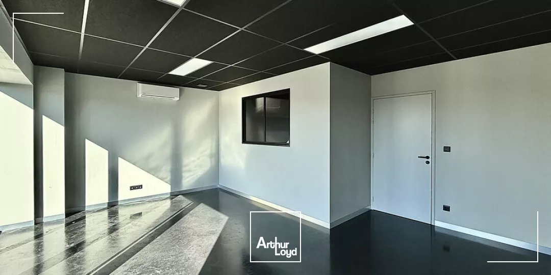  TOURS SUD EST ESVRES - A LOUER LOCAL D'ACTIVITES 305 ET 307 M² - A85 D943