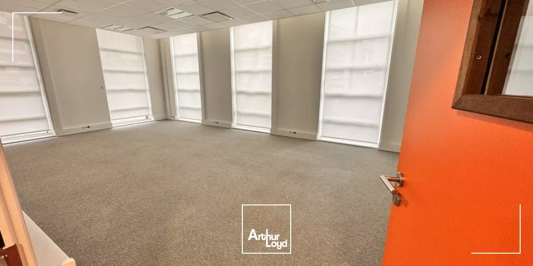 TOURS SUD QUARTIER LES 2 LIONS - A LOUER BUREAUX 229 M², EN RDC, ET 4 PARKINGS