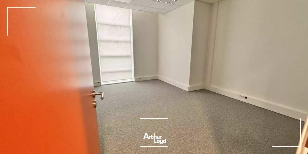 TOURS SUD QUARTIER LES 2 LIONS - A LOUER BUREAUX 229 M², EN RDC, ET 4 PARKINGS