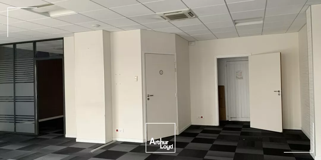 SAINT PIERRE DES CORPS LOCAL COMMERCIAL A VENDRE 70 M² AXE TRAVERSANT ET PARKINGS