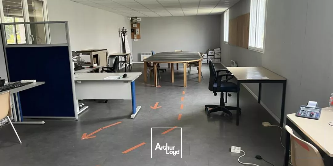 AMBOISE NORD NAZELLES-NEGRON POUJEAUX - A VENDRE BATIMENT 1 213 M ² TERRAIN 5 395 M²