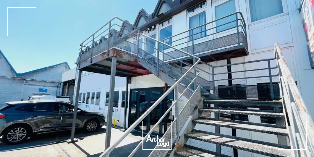 A VENDRE - LOCAUX D' ACTIVITÉS 2 280 m2 PROCHE CENTRE VILLE. 