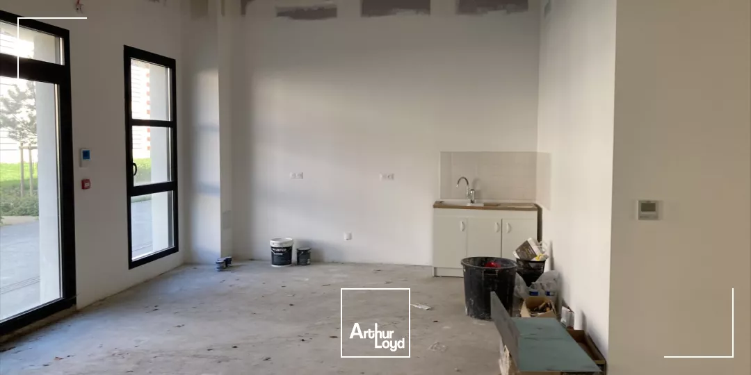 6 locaux lumineux de 100 à 200m2 à vendre ou à louer avec accès PMR à Soissons.