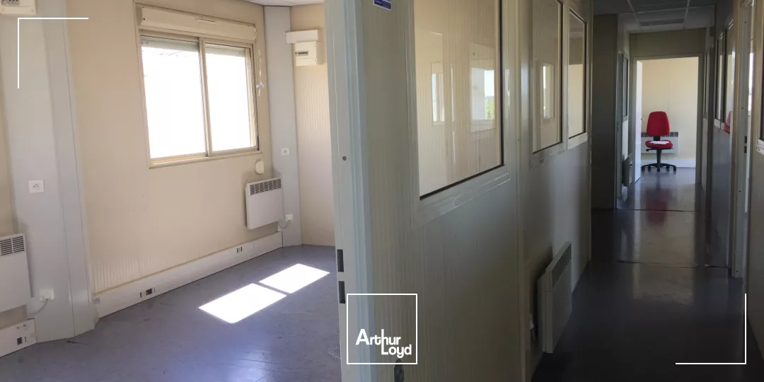 Situé en zone d'activité, un immeuble de bureau d'une surface de 295 m2 environ à louer à Villers Cotterêts avec parking VL.