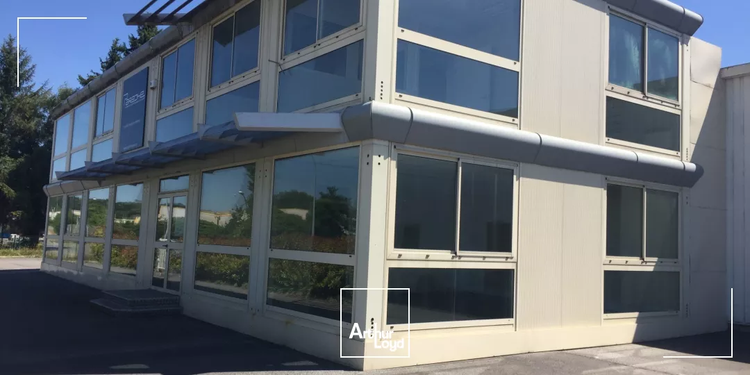 Situé en zone d'activité, un immeuble de bureau d'une surface de 295 m2 environ à louer à Villers Cotterêts avec parking VL.