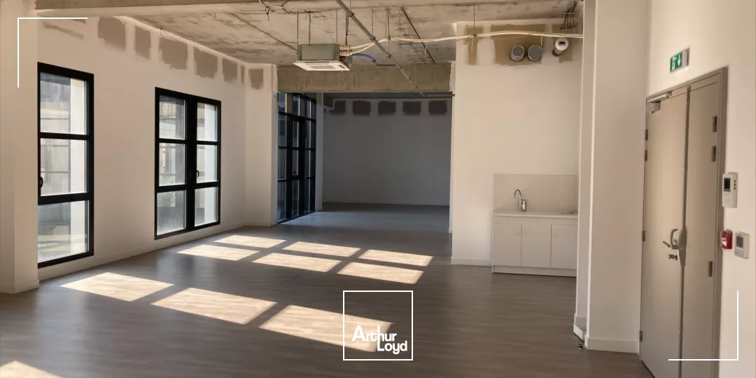 6 locaux lumineux de 100 à 200m2 à vendre ou à louer avec accès PMR à Soissons.