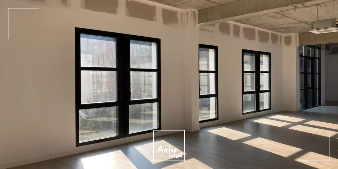 6 locaux lumineux de 100 à 200m2 à vendre ou à louer avec accès PMR à Soissons.