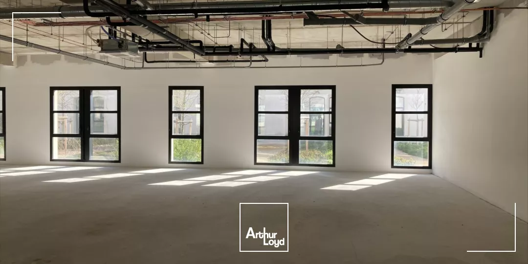 6 locaux lumineux de 100 à 200m2 à vendre ou à louer avec accès PMR à Soissons.