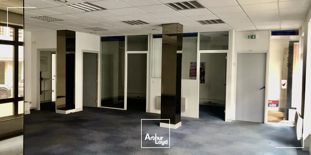 LOCAL COMMERCIAL - 214 m2 - À LOUER - BEAUVAIS CENTRE VILLE