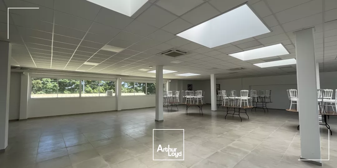 1400m2 environ de bureaux et 220m2 environ d'annexes à vendre à Bresles