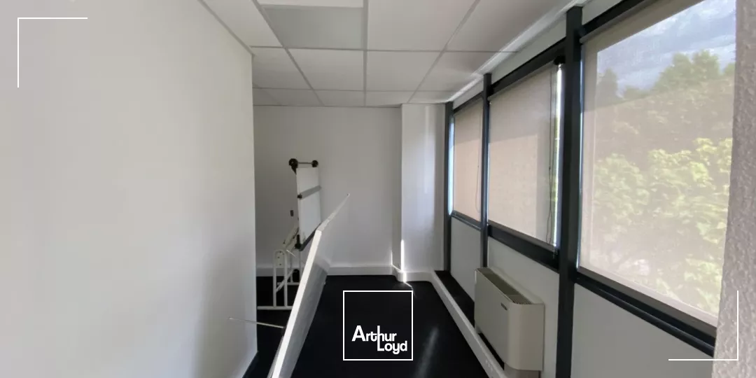 BUREAUX LUMINEUX A LOUER ECHIROLLES 125 M² 