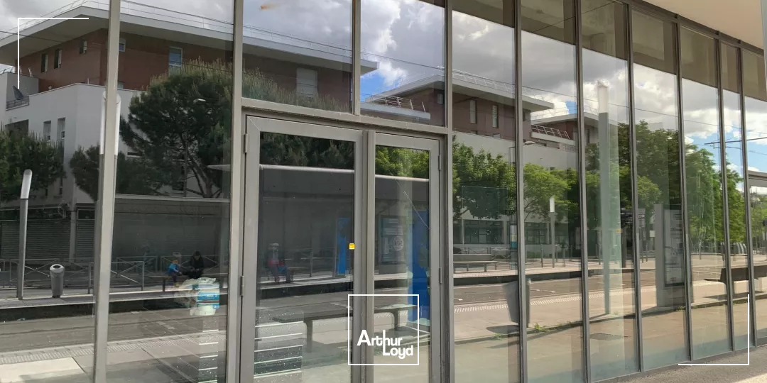 Deux locaux commerciaux divisibles avec beau linéaire de vitrine à louer à Lormont