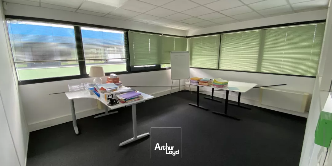 Bureau et places de stationnement à louer à Canéjan