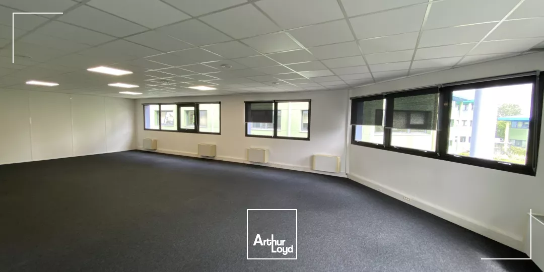 Bureau et places de stationnement à louer à Canéjan