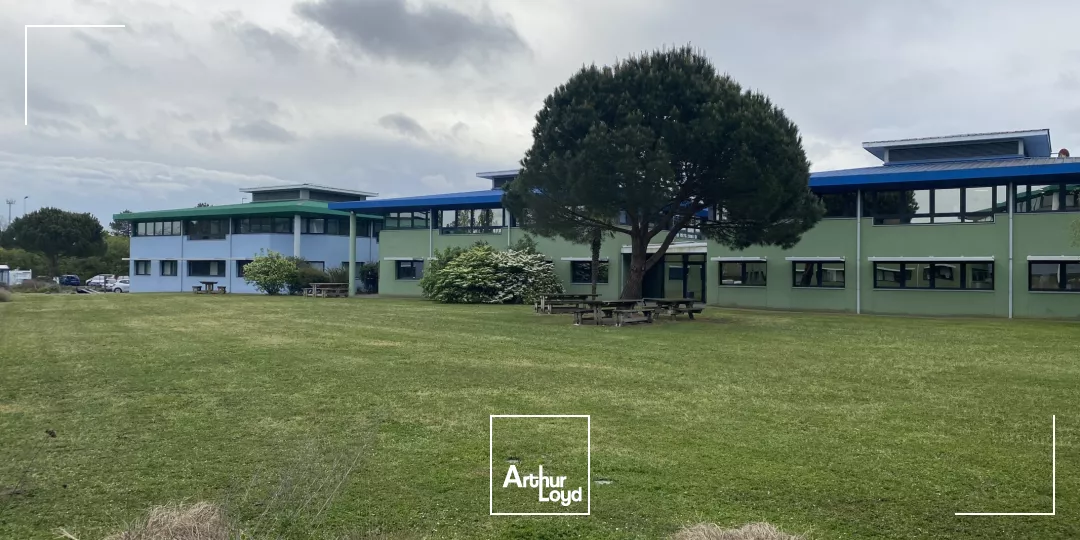 Bureau et places de stationnement à louer à Canéjan