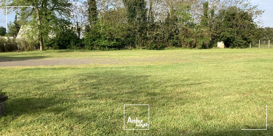 Terrain libre de construction de 2292 m2 à vendre dans la ZI d'Eysines