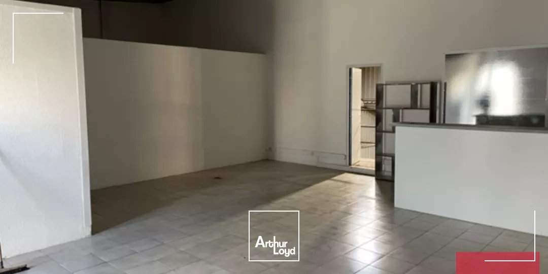 Local commercial à louer avec grand terrain privatif