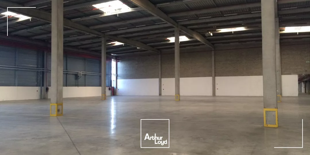 ENTREPOT AVEC QUAIS - A PARTIR DE 1155 M²