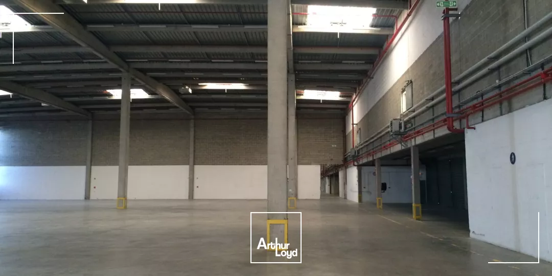 ENTREPOT AVEC QUAIS - A PARTIR DE 1155 M²