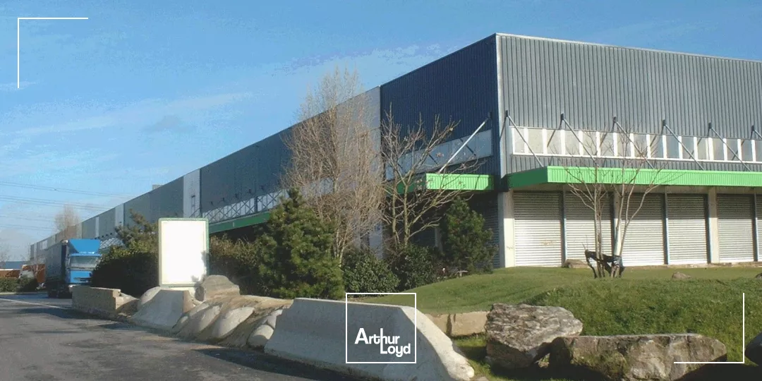 ENTREPOT AVEC QUAIS - A PARTIR DE 1155 M²