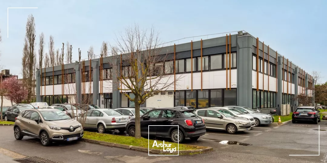 Locaux d'activité au pied du RER D - Structure rénovée, fonctionnelle et moderne - Nombreux parking
