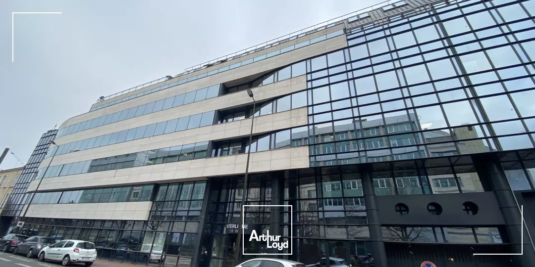 Bureaux entièrement rénovés, avec parkings dans un quartier animé