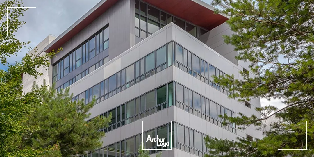 Clichy, bureaux rénovés avec vue sur la Seine et nombreux services dans un immeuble de standing