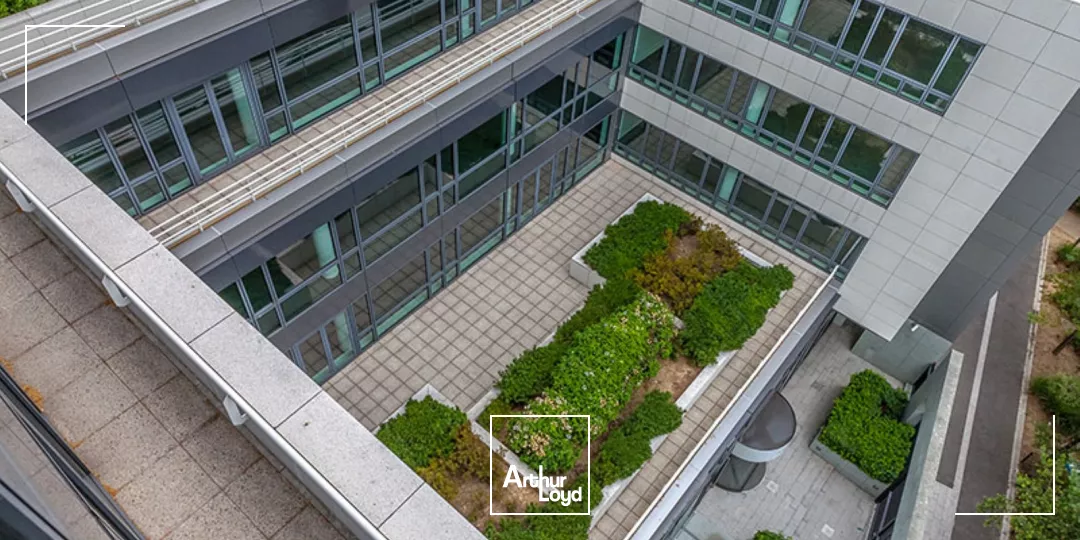 Clichy, bureaux rénovés avec vue sur la Seine et nombreux services dans un immeuble de standing