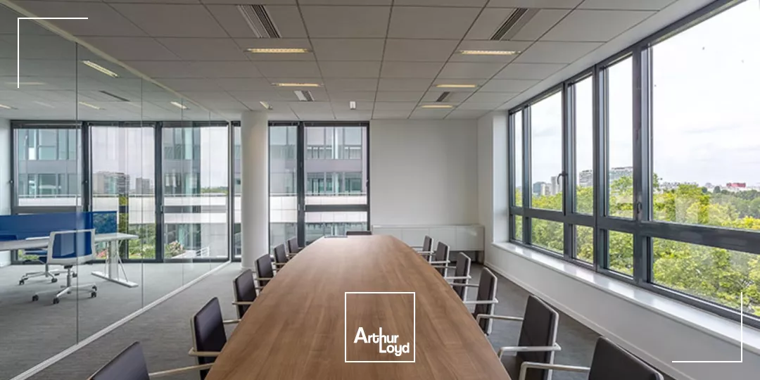 Clichy, bureaux rénovés avec vue sur la Seine et nombreux services dans un immeuble de standing