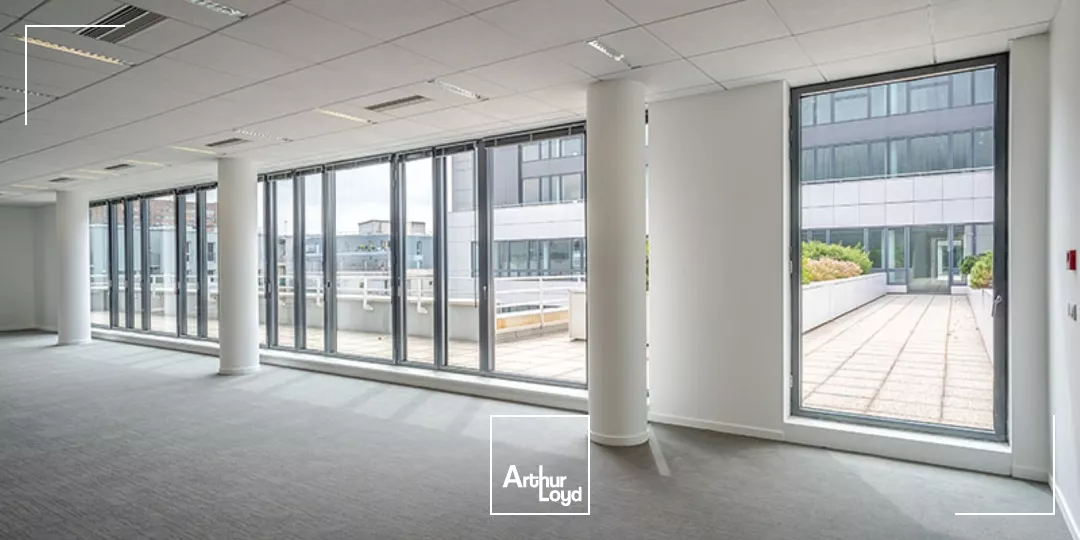 Clichy, bureaux rénovés avec vue sur la Seine et nombreux services dans un immeuble de standing