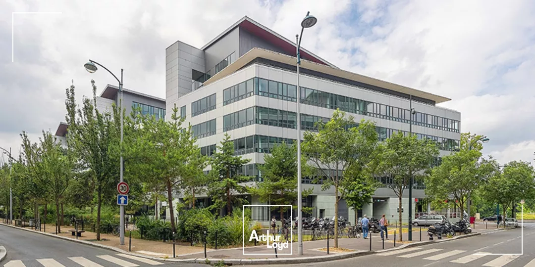 Clichy, bureaux rénovés avec vue sur la Seine et nombreux services dans un immeuble de standing