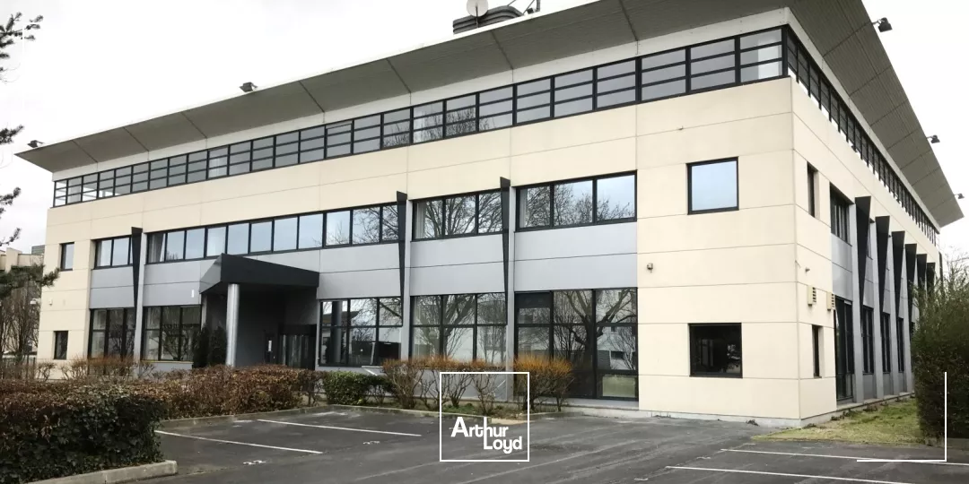 Immeuble rénové à Gennevilliers, avec patio intérieur - Transformation possible du RDC