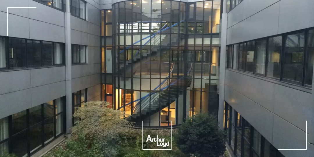 Immeuble rénové à Gennevilliers, avec patio intérieur - Transformation possible du RDC